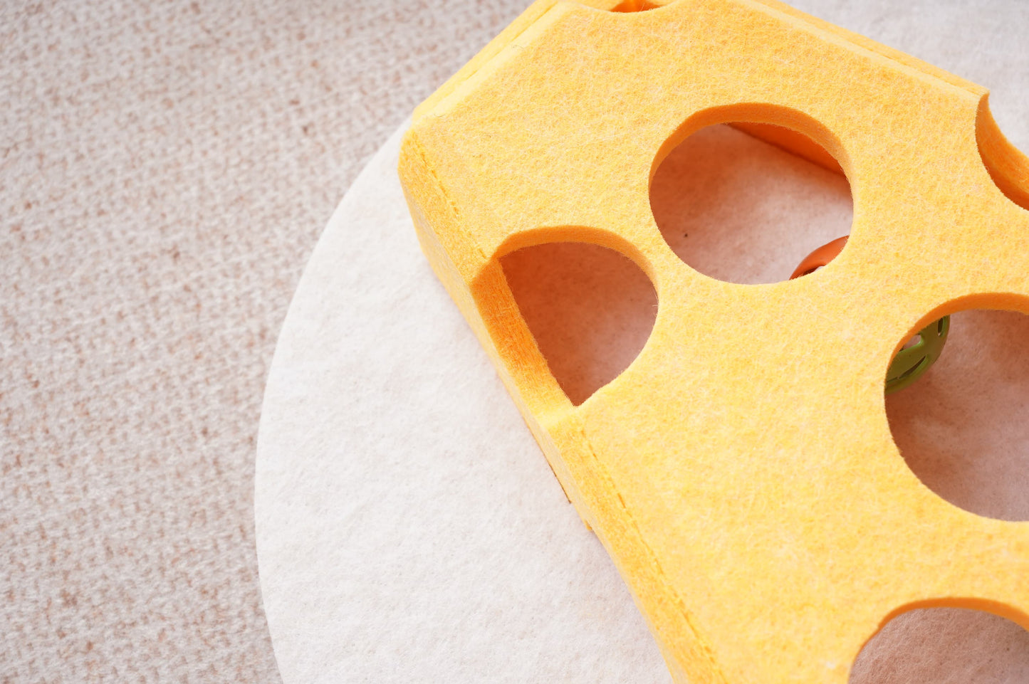 Cat Puzzle Toy with Balls & Spring Teaser – Felt Cat Toy Box for Indoor Cats, Suction Cup Base, Treat Puzzle for Solo Play, Mental Stimulation, Self Play, Hunting & Enrichment